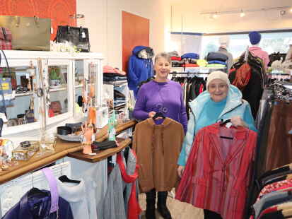 Gabriele Gerdes (r.) und die Mitarbeiterin Carola Ihler bieten eine große Auswahl an schicker, getragener Kleidung zum günstigen Preis an.