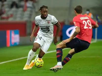 Der Zweitligist FC Schalke 04 verpflichtet Abwehrspieler Brandon Soppy (l).