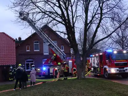 In Halsbek gab es am Mittwoch einen Schornsteinbrand in einer Gastst&auml;tte. Auch die Drehleiter aus Elmendorf war im Einsatz.