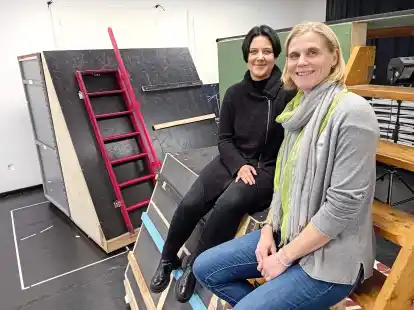 Sie stehen f&uuml;r Leidenschaft am Theaterspiel: Britta Hollmann (links), Leiterin der &bdquo;Jungen Landesb&uuml;hne&ldquo;, sowie Stefanie Kaufmann (Dramaturgie und Theaterp&auml;dagogik). Im Bild fehlt Caroline Wybranietz. Das Foto zeigt die Probeb&uuml;hne f&uuml;r das St&uuml;ck &bdquo;Das Gesetz der Schwerkraft&ldquo;.