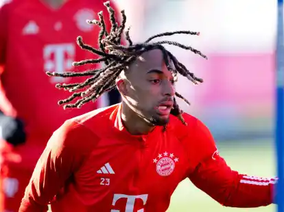 Bayern M&uuml;nchens Neuzugang Sacha Boey war mit 30 Millionen der teuerste Transfer des Winters.