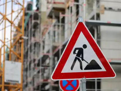 Ein Baustellenschild steht vor der Baustelle mehrerer Mieth&auml;user. Wegen der Krise im Wohnungsbau wurden in Niedersachsen 2023 deutlich weniger Immobilien verkauft.  