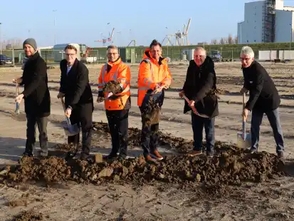 Erster Spatenstich f&uuml;r ein Zukunftsprojekt (von links): Dr. Alexander Bedrunka, (nieders&auml;chsisches Wasserstoff Netzwerk), Tim Eshold, (Vorsitzender H2 Marsch), Holger Banik (Gesch&auml;ftsf&uuml;hrer NPorts), Wirtschaftsminister Olaf Lies, Luc Grar&eacute; (Lhyfe) und B&uuml;rgermeister Michael Kurz auf der Fl&auml;che, auf der k&uuml;nftig Wasserstoff produziert werden soll.