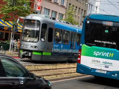 In der Landeshauptstadt f&auml;llt der Umstieg auf den &Ouml;ffentlichen Personennahverkehr (&Ouml;PNV) leicht. Eine Stadtbahn und ein &bdquo;Sprinti-Bus&ldquo; der &Uuml;stra begegnen sich in Hannover