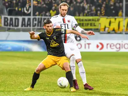 Abgeschirmt: Elsamed Ramaj (links) setzt sich f&uuml;r Alemannia Aachen im Zweikampf gegen Marcel Risse von Viktoria K&ouml;ln durch.