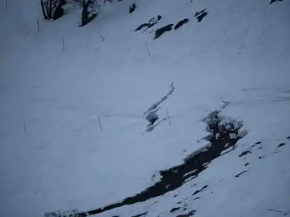 Ein Riss in einer Skipiste im Glacier-3000-Skigebiet in der Schweiz.