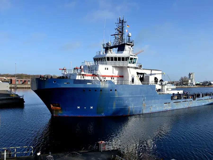 Wilhelmshaven, Marinearsenal; Hochseeschlepper „Rügen“ im neuen ...