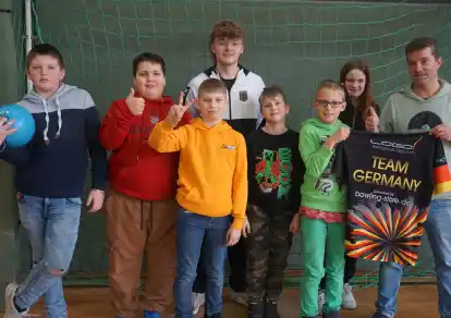 Freuen sich über den großen Bowling-Erfolg ihres „Bufdis“ Zeno Janßen (hinten Mitte): Schüler der Heinz-Neukäter-Schule mit Konrektor Holger Behnken