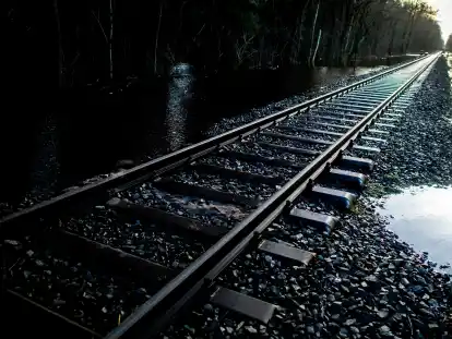 Wasser hat im Barnef&uuml;hrer Holz die Gleise einer Bahnstrecke untersp&uuml;lt. Das Waldgebiet nahe der Hunte und die Bahnstrecke zwischen Sandkrug und Huntlosen waren vom Hochwasser stark betroffen.