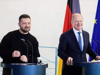 Nach der Freigabe der EU-Milliardenhilfen hat der ukrainische Pr&auml;sident Wolodymyr Selenskyj (l) Bundeskanzler Olaf Scholz seinen besonderen Dank ausgesprochen (Archivbild).