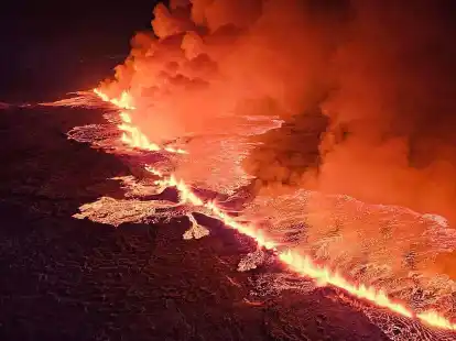 Magma str&ouml;mt bei einem vergangenen vulkanischen Ausbruch in der N&auml;he von Grindav&iacute;k aus einer Erdspalte.