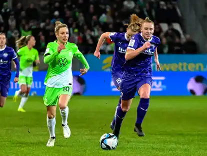 Ungleiches Duell: Nationalspielerin Svenja Huth (links) vom dreimaligen Champions-League-Sieger VfL Wolfsburg im Sprint gegen Annalena Rieke (rechts) von der SGS Essen, dem einzigen Fauen-Bundesligisten ohne finanzstarkes M&auml;nner-Team im Hintergrund.