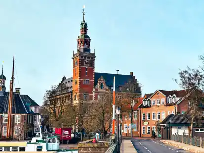 Alter Hafen und altes Rathaus von der Dr.-vom-Bruch-Br&uuml;cke aus gesehen: Diesen Anblick von Leer nehmen Touristiker aus ganz Deutschland mit.