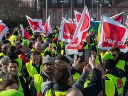 Streikende aus den Bundesl&auml;nder Hessen, Rheiland-Pfalz und dem Saarland bei einer Kundgebung in Wiesbaden.