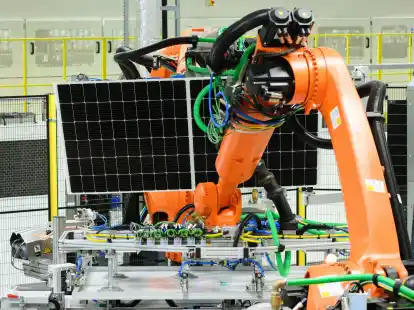 Fertigung von Solarmodulen im Werk der Solarwatt GmbH in Dresden.