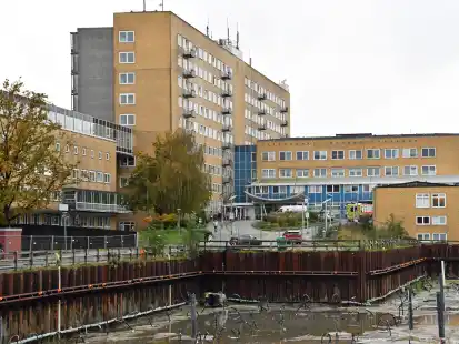 Die Baugrube für das neue Wilhelmshavener Klinikum vor dem alten Klinik-Gebäude.