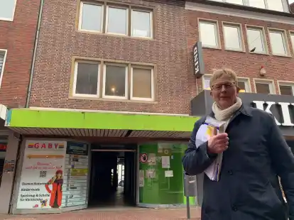 Die gr&uuml;nen W&auml;nde und alten Schilder sollen schon bald Geschichte sein: Kaufmann Gerardus Braas hat Gro&szlig;es vor mit dem Sielgang in der Emder Innenstadt.