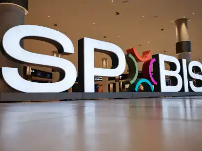 Das Logo der Branchenkonferenz Spobis war mit großen Buchstaben im Eingang der Messe Hamburg zu sehen.