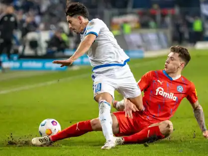 Das Duell Magdeburg (hier: Jason Ceka, l.) gegen Holstein Kiel (hier: Nicolai Remberg, r.) blieb ohne Sieger.