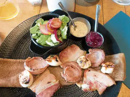 Belegt wie ein Bett statt gef&uuml;llt &ndash;  so mag K&uuml;chenchefin Fr&eacute;d&eacute;rique Scherlin ihre Galettes. Hier ist eine Variante belegt mit Jakobsmuscheln und Speck..