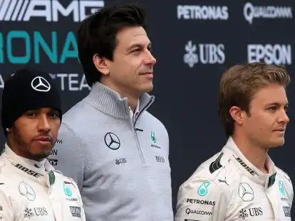 Der deutsche Formel-1-Pilot Nico Rosberg (R) und der britische Formel-1-Pilot Lewis Hamilton (L) vom Mercedes AMG Petronas Team sowie der &ouml;sterreichische Mercedes-Motorsportchef Toto Wolff.
