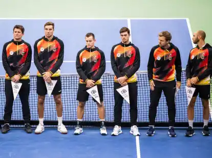 Das deutsche Team mit Teamkapit&auml;n Michael Kohlmann, Jan-Lennard Struff, Dominik Koepfer, Maximilian Marterer, Kevin Krawietz und Tim P&uuml;tz steht vor Beginn des Duells mit Ungarn auf dem Platz.