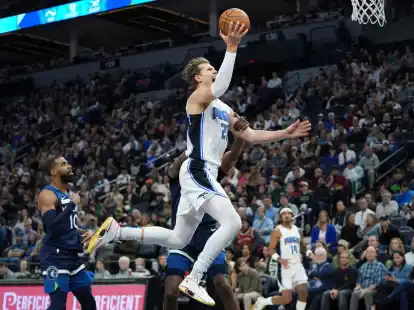 Orlandos Moritz Wagner zieht zum Korb, w&auml;hrend er von Minnesotas Naz Reid gefoult wird.