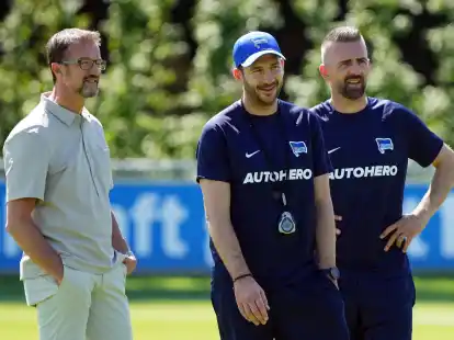 Herthas damaliger Cheftrainer Sandro Schwarz (M) und Vedad Ibisevic beobachten die Spieler beim Training.