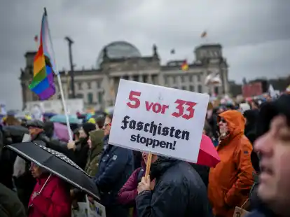 Zahlreiche Menschen nehmen mit Plakaten an der Demonstration eines B&uuml;ndnisses &bdquo;Wir sind die Brandmauer&ldquo; f&uuml;r Demokratie und gegen Rechtsextremismus teil. Mit der Demonstration wollen die Teilnehmer ein Zeichen des Widerstands gegen rechtsextreme Umtriebe setzen.