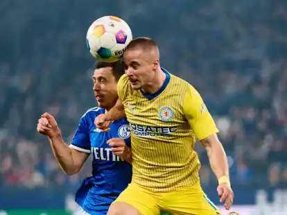 Schalkes Ron Schallenberg und Braunschweigs Florian Kr&uuml;ger liefern sich ein Kopfballduell.