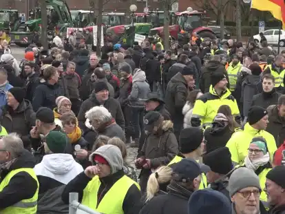 Hunderte Handwerker, Landwirte und Gesch&auml;ftsleute haben am Samstag in der Innenstadt von Leer unter anderem gegen &uuml;berbordende B&uuml;rokratie demonstriert.