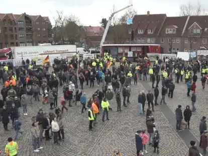 Hunderte Handwerker, Landwirte und Gesch&auml;ftsleute haben am Samstag in der Innenstadt von Leer unter anderem gegen &uuml;berbordende B&uuml;rokratie demonstriert.