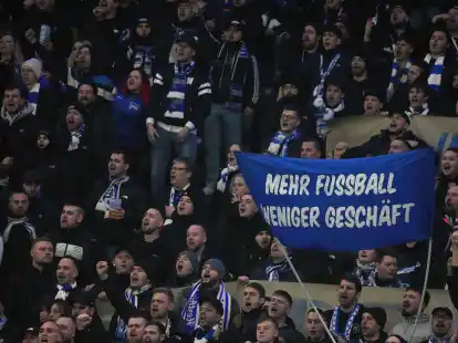 Hertha-Fans zeigen ein Transparent mit der Aufschrift &laquo;Mehr Fussball weniger Gesch&auml;ft&raquo;. Das Spiel gegen den HSV war wegen eines Protests lange unterbrochen.