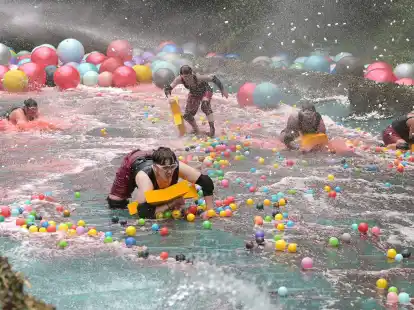 Fabio Knez, Twenty4Tim, Lucy Diakovska, Mike Heiter und Leyla Lahouar k&auml;mpfen am Tag 16 des RTL-Dschungelcamps &laquo;Ich bin ein Star - Holt mich hier raus!&raquo; gegen heftigen Wind und sintflutartigen Starkregen.