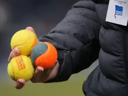 Beim Spiel von Hertha BSC gegen den Hamburger SV warfen Fans aus Protest gegen die Investoren-Pl&auml;ne der DFL Tennisb&auml;lle auf das Spielfeld.