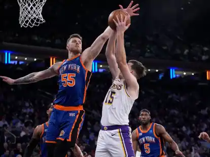 Isaiah Hartenstein (l) von den New York Knicks konnte die Niederlage gegen die Los Angeles Lakers nicht verhindern.
