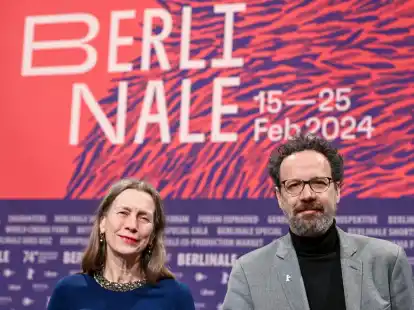 Das Leitungs-Duo der Berlinale, Mariette Rissenbeek, Gesch&auml;ftsf&uuml;hrerin, und Carlo Chatrian, k&uuml;nstlerischer Direktor, stehen bei der Bekanntgabe des Berlinale-Programms 2024 auf der B&uuml;hne.