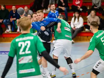 Teils schmerzhaft ausgebremst wurden die Handballer der HSG Varel II (blaue Trikots) im umkämpften Verfolgerduell gegen den Wilhelmshavener SSV.