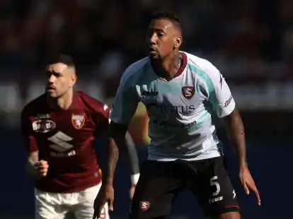 J&eacute;r&ocirc;me Boateng (r) kam bei seinem Deb&uuml;t f&uuml;r Salernitana rund 60 Minuten zum Einsatz.