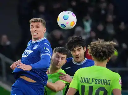 Die Hoffenheimer um Grischa Pr&ouml;mel (l) nehmen einen Punkt aus Wolfsburg mit.