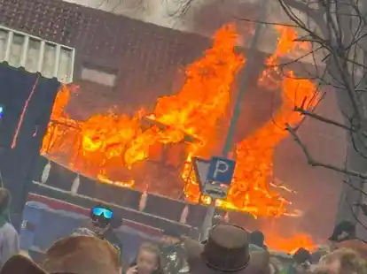 Im baden-w&uuml;rttembergischen Kehl ist ein Faschingswagen in Brand geraten.