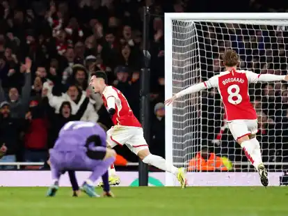 Arsenals Gabriel Martinelli (M) traf nach einem Missverst&auml;ndnis zwischen Alisson und Virgil van Dijk zum zwischenzeitlichen 2:1.