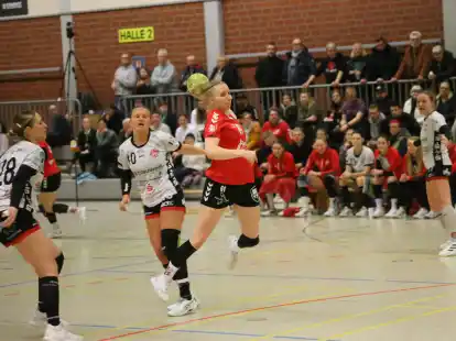 Siegesserie gerissen: Die Handballerinnen der HSG Hude/Falkenburg um Leonie Voigt (beim Wurf) verloren am Sonntag gegen Hollenstedt.