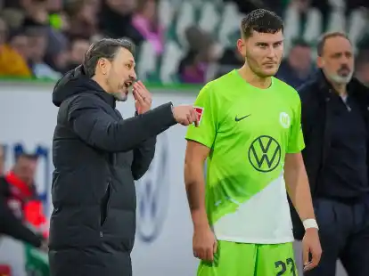 Trainer Niko Kovac (l) und der VfL Wolfsburg warten seit f&uuml;nf Partien auf einen Sieg.
