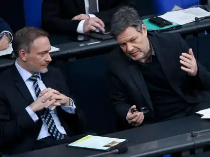 Bundesfinanzminister Christian Lindner (l) und Wirtschaftsminister Robert Habeck wollen deutsche Unternehmen wettbewerbsf&auml;higer machen.