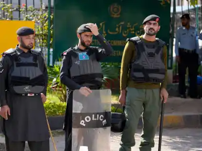 Polizisten stehen Wache am Haupteingang des Hauptsitzes der Wahlkommission in Islamabad.
