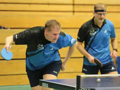 Tobias Masemann (links) und Hans-J&uuml;rgen Steinau begannen als MTV-Spitzendoppel gleich mit einem Sieg gegen den TuS Sande II.