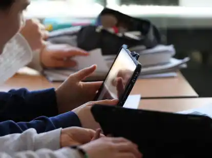 Sch&uuml;ler mit einem Tablet: Den Schulleitungen zufolge fehlt Geld f&uuml;r die Digitalisierung.