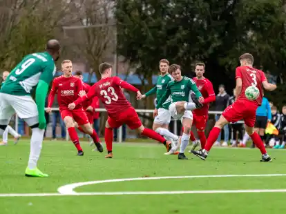 Der SV Thüle (rote Trikots) kassierte im Derby gegen Hansa Friesoythe eine 2:3-Niederlage.