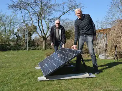 Gerhard L&uuml;llmann (links) und Jochen R&ouml;er von der Gemeinschaft Klimaschutz Ganderkesee (GKG) sind nicht nur in Sachen &bdquo;Balkonkraftwerke&ldquo; erfahren. Gemeinsam mit weiteren Gruppenmitgliedern informieren sie jetzt auch &uuml;ber den Einsatz von W&auml;rmepumpen und Mikrocontrollern beim Energiesparen.